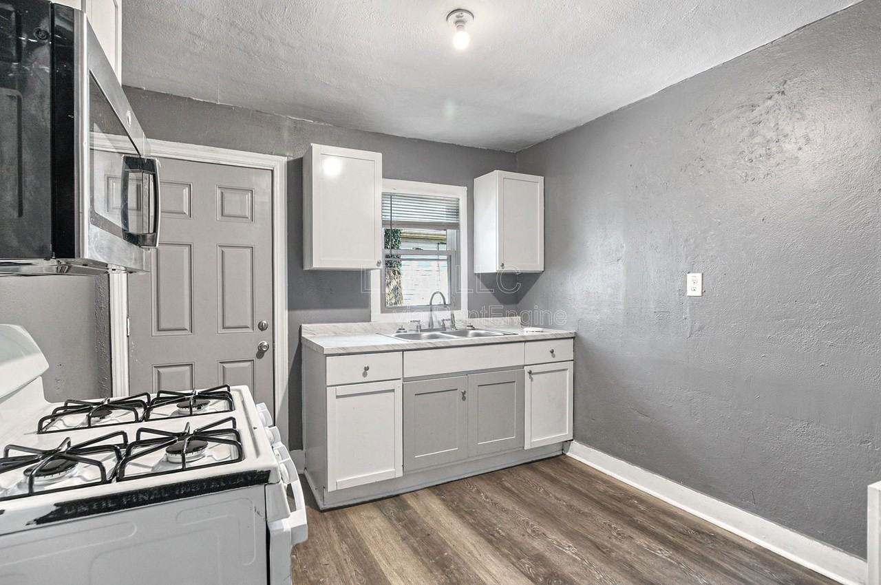 3127 Southern Ave - Photo 2 of 8