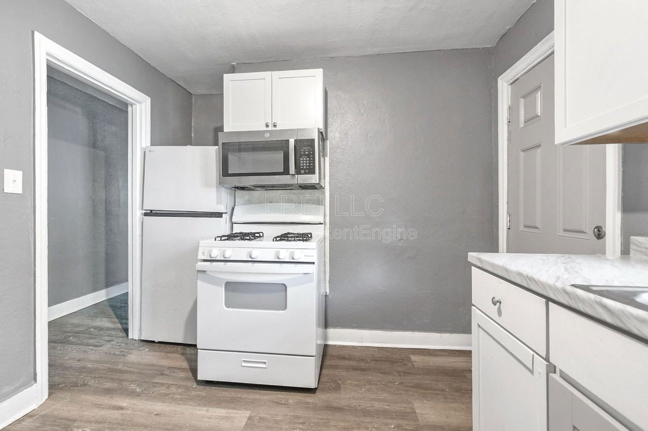 3127 Southern Ave - Photo 3 of 8