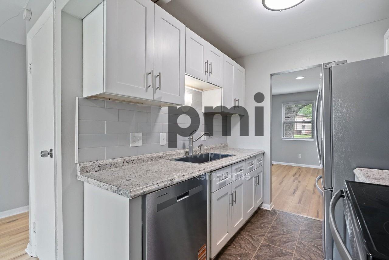 3027 Rotunda Ct S - Photo 4 of 18