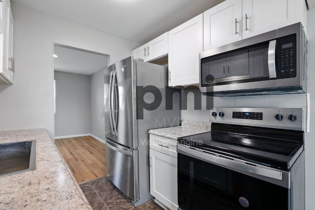 3027 Rotunda Ct S - Photo 5 of 18