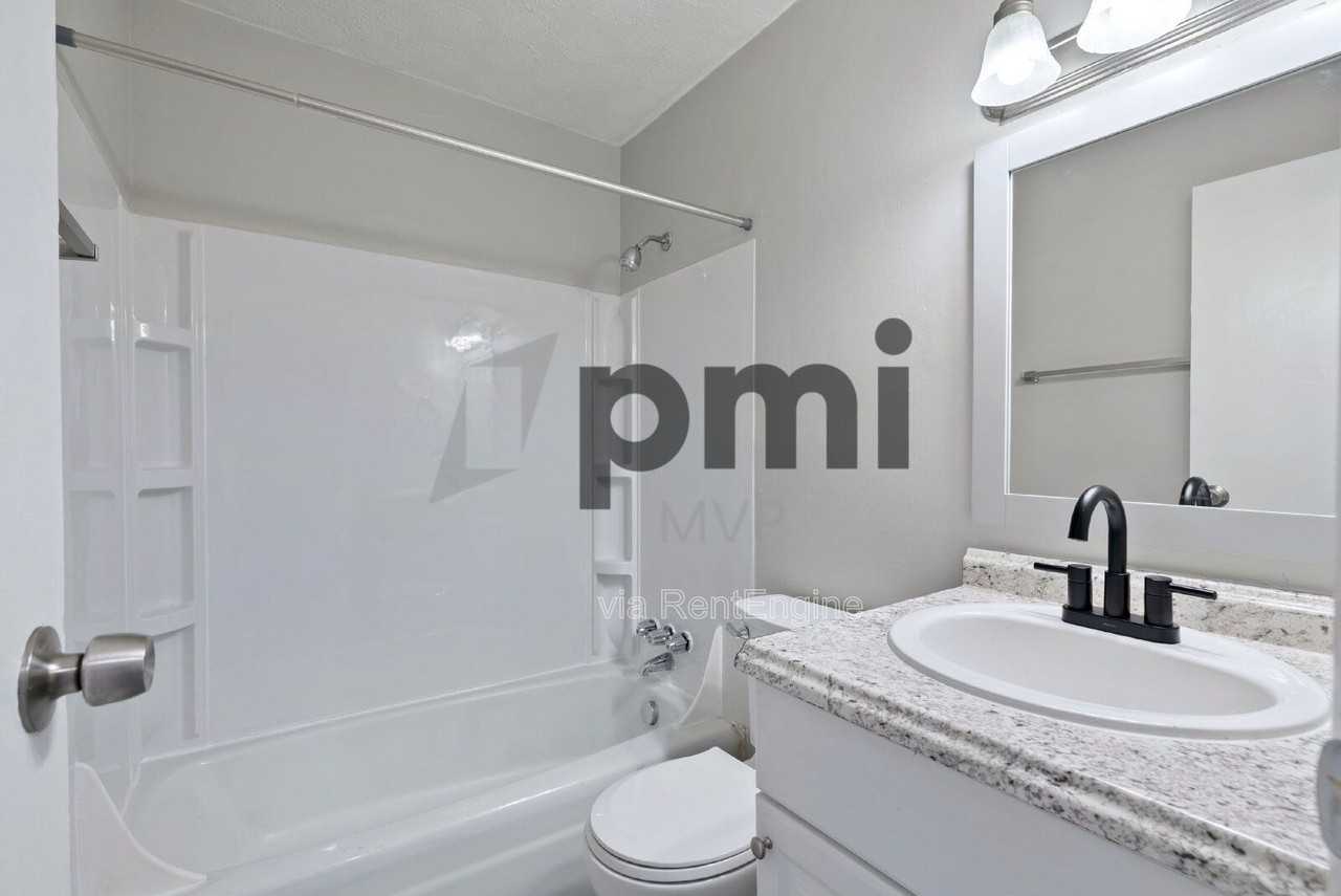 3027 Rotunda Ct S - Photo 6 of 18