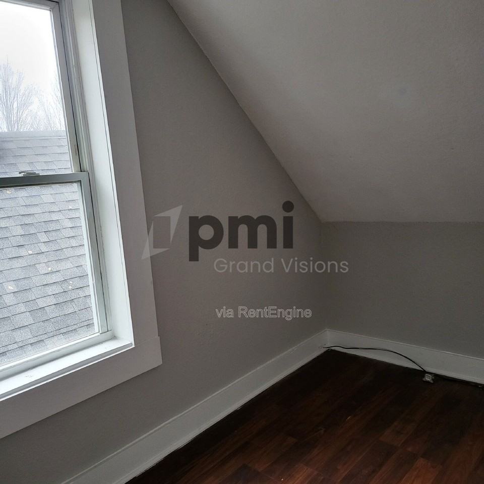 941 E Cantrell St - Photo 5 of 14