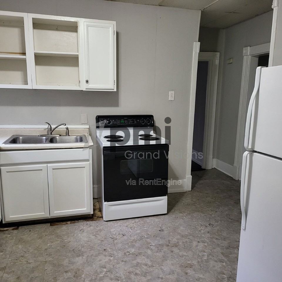 941 E Cantrell St - Photo 7 of 14