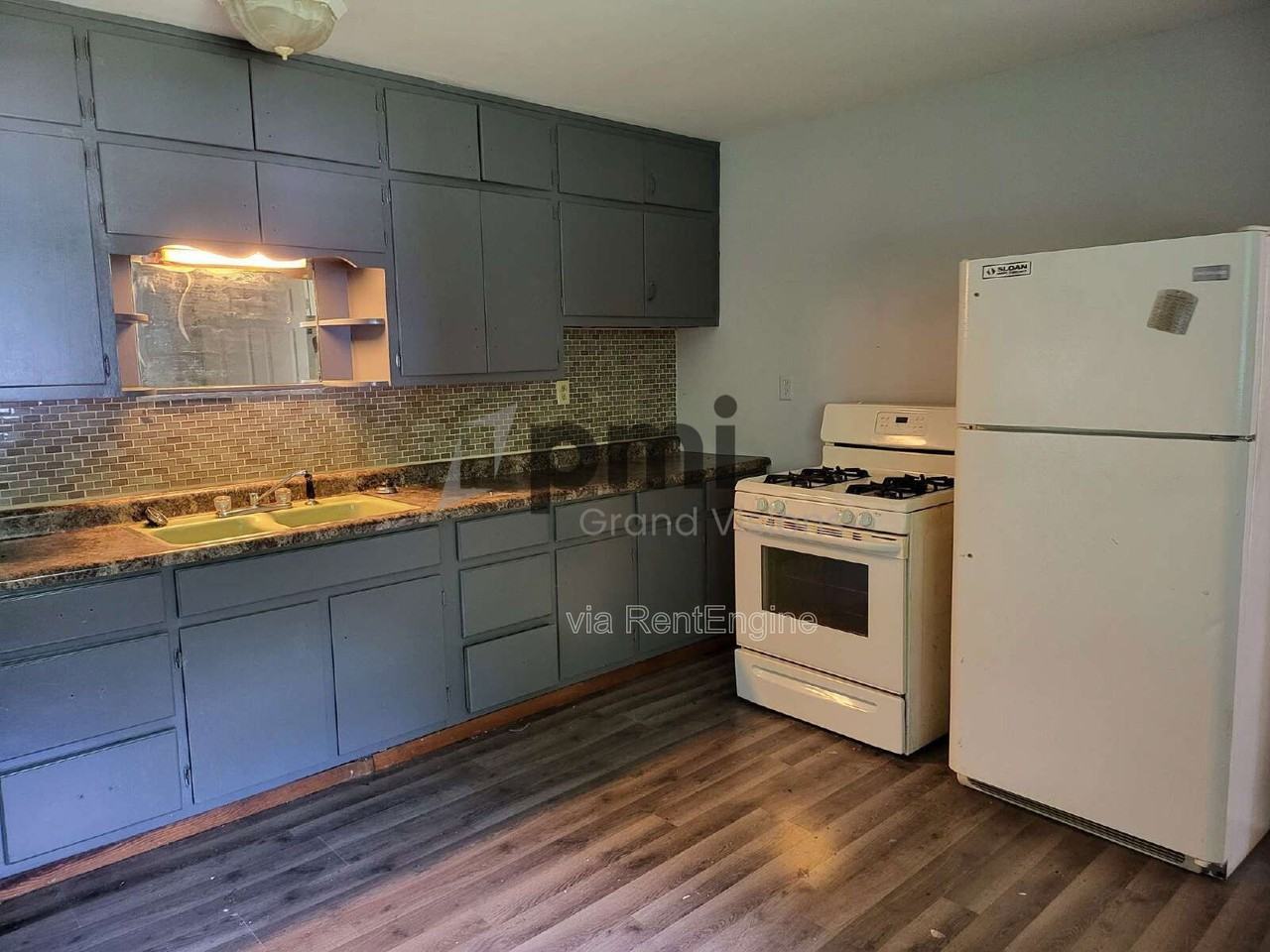 1425 S Fairview Ave - Photo 2 of 9