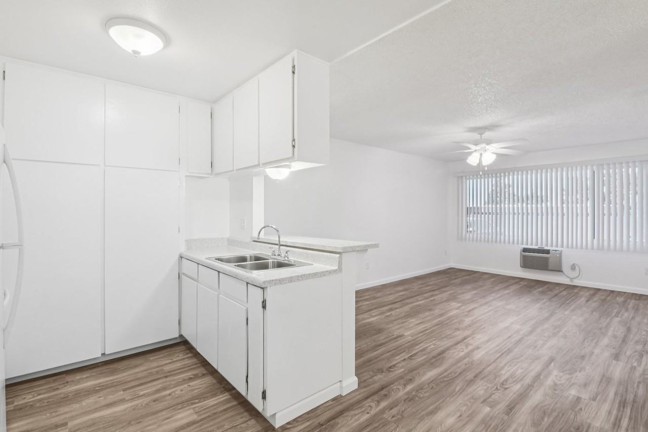 Stadium Arms Apartments - Photo 3 of 14