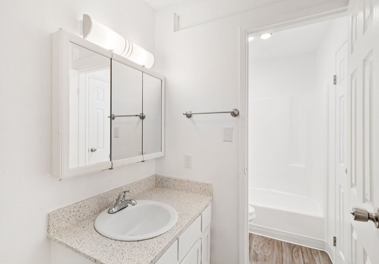 Stadium Arms Apartments - Photo 6 of 14