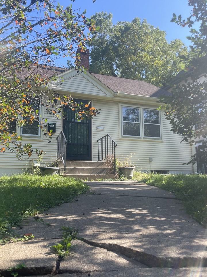 709 Como Ave - Photo 2 of 32