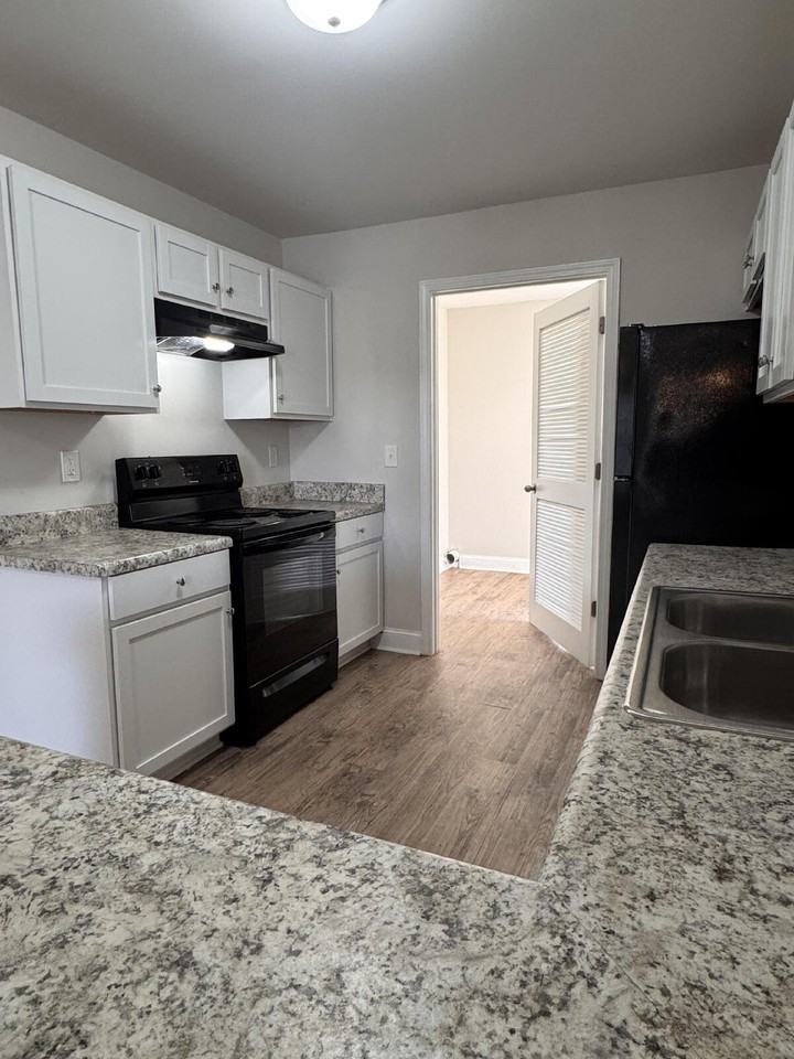 204 Walnut Hill Dr Apt B - Photo 3 of 9