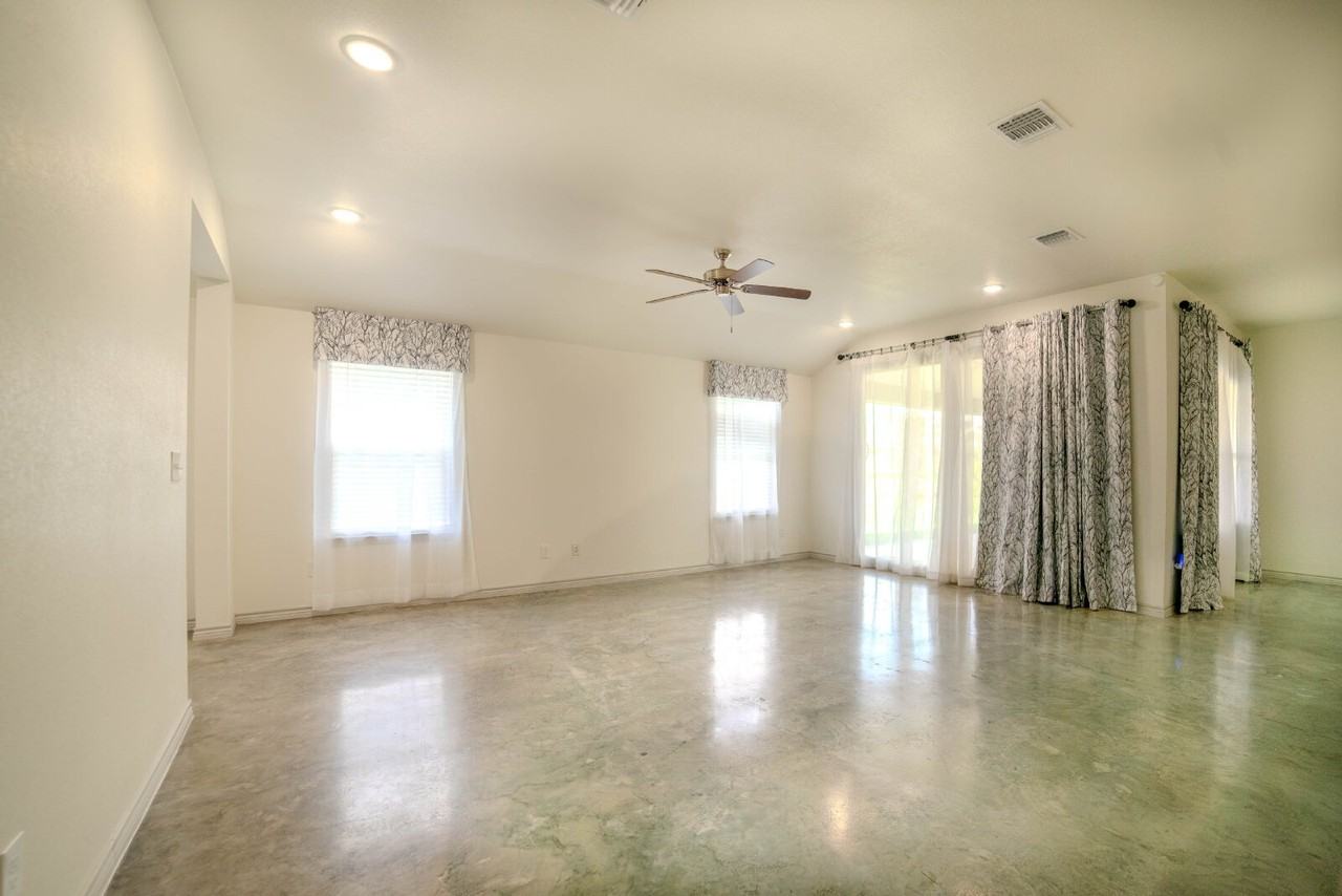 770 Freedom Cir - Photo 3 of 20