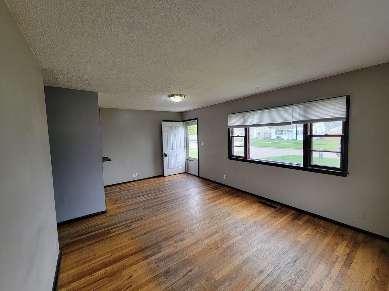 3537 3rd Ave - Photo 4 of 13