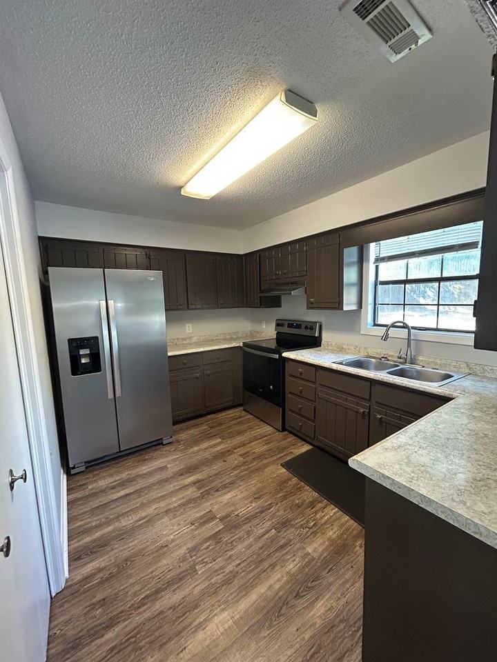 109 Cambridge Rd - Photo 4 of 17