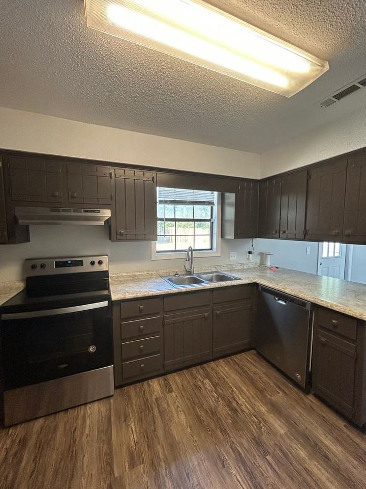 109 Cambridge Rd - Photo 5 of 17