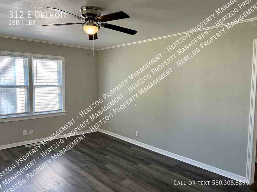 312 E Detroit Ave - Photo 3 of 22