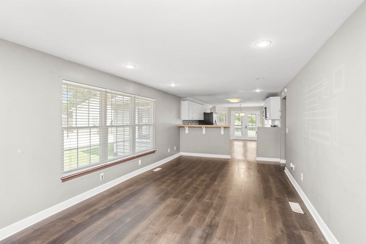 3833 Saunders Avenue - Photo 4 of 28