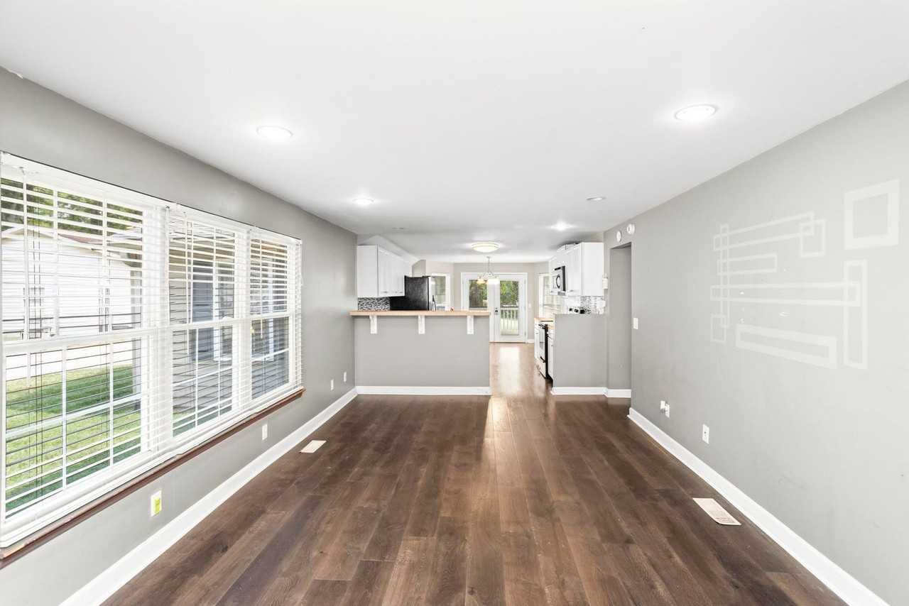 3833 Saunders Avenue - Photo 5 of 28