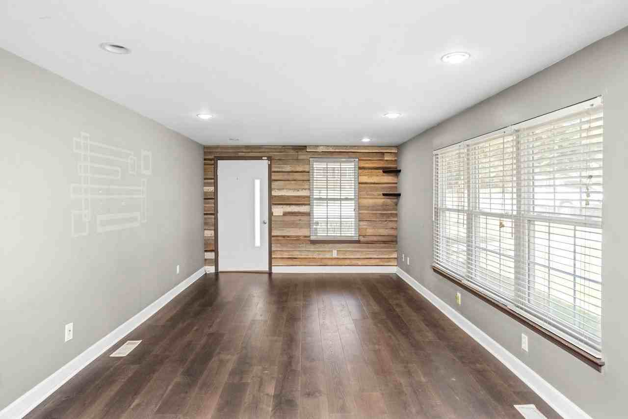 3833 Saunders Avenue - Photo 6 of 28