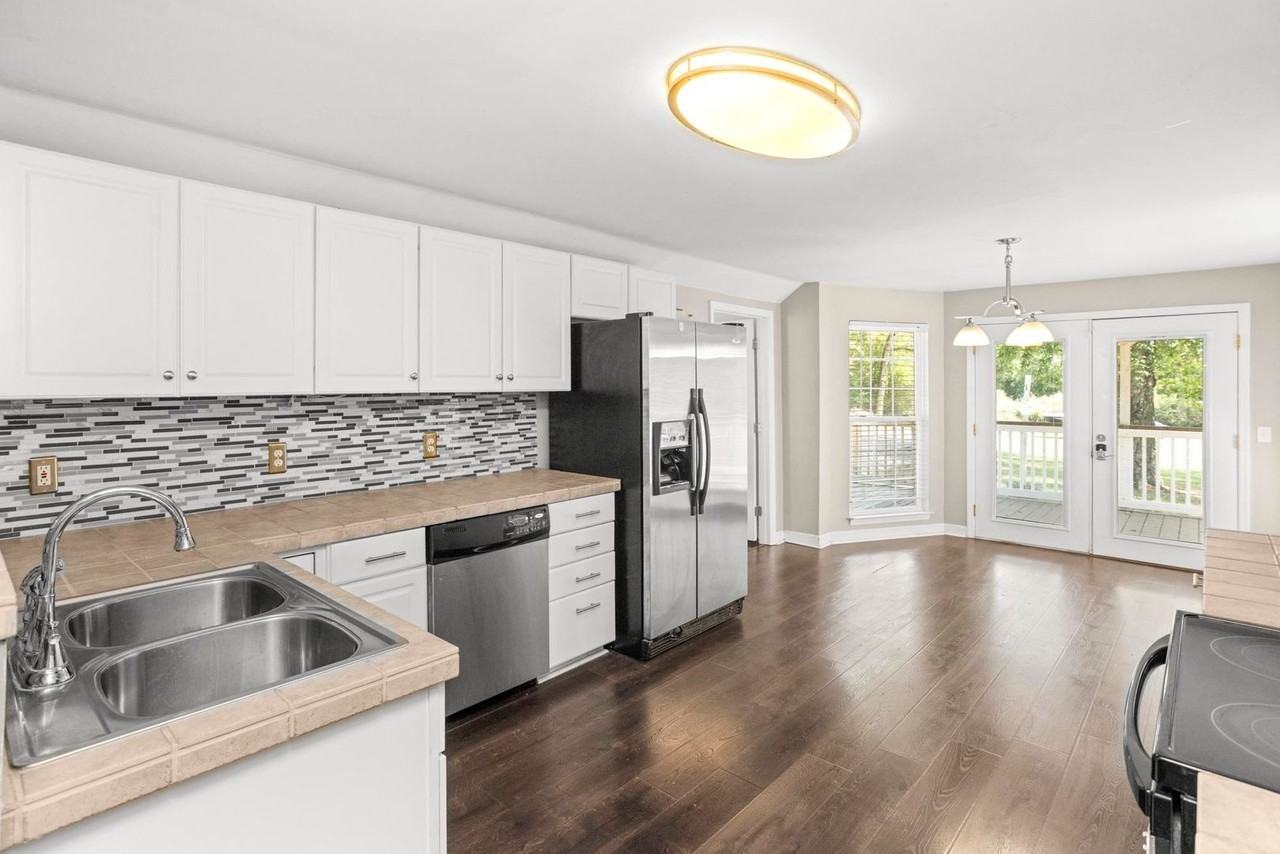 3833 Saunders Avenue - Photo 7 of 28