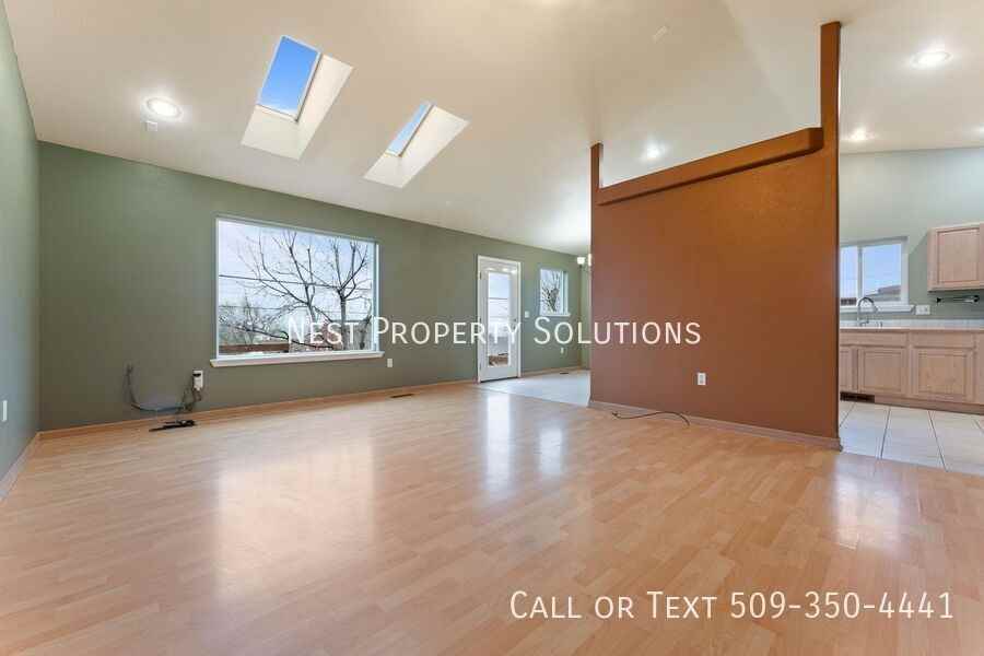 1038 S Skyline Dr - Photo 4 of 21