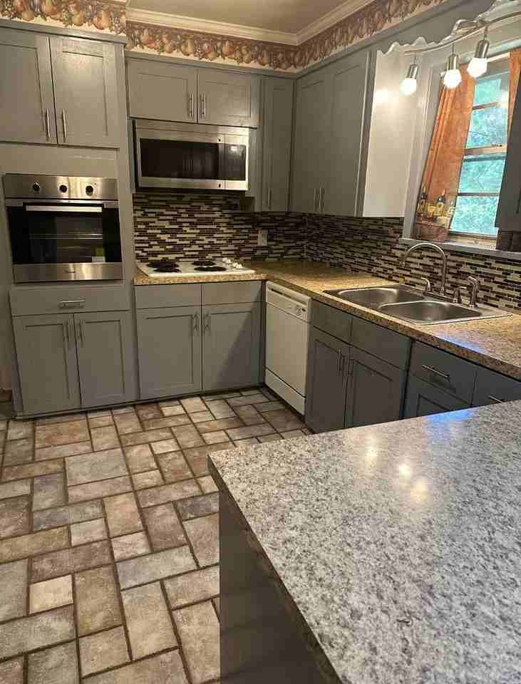 9313 Pine Grove St - Photo 2 of 9