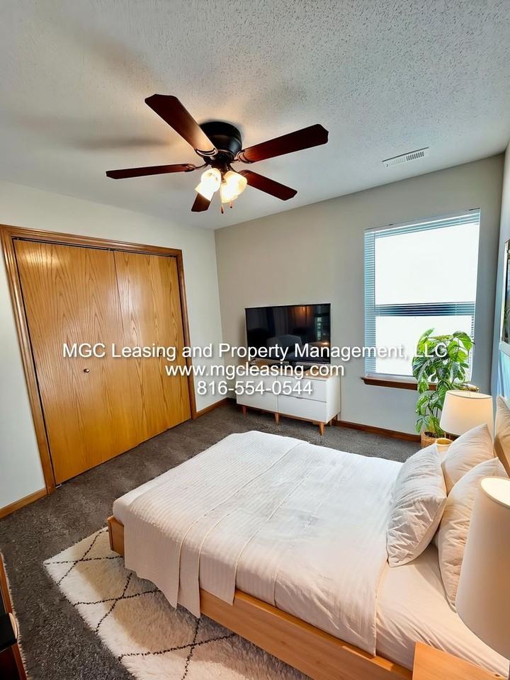 503-509 N Foxridge Dr - Photo 6 of 15