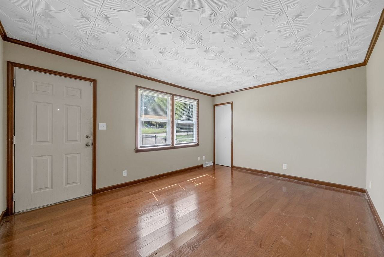 809 Pollard Rd - Photo 7 of 28