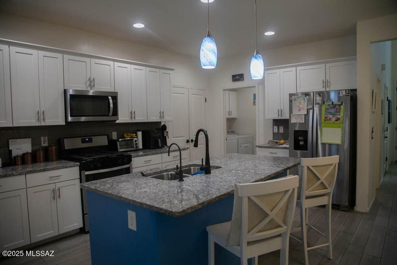 893 E Bottomlands Ln - Photo 2 of 14