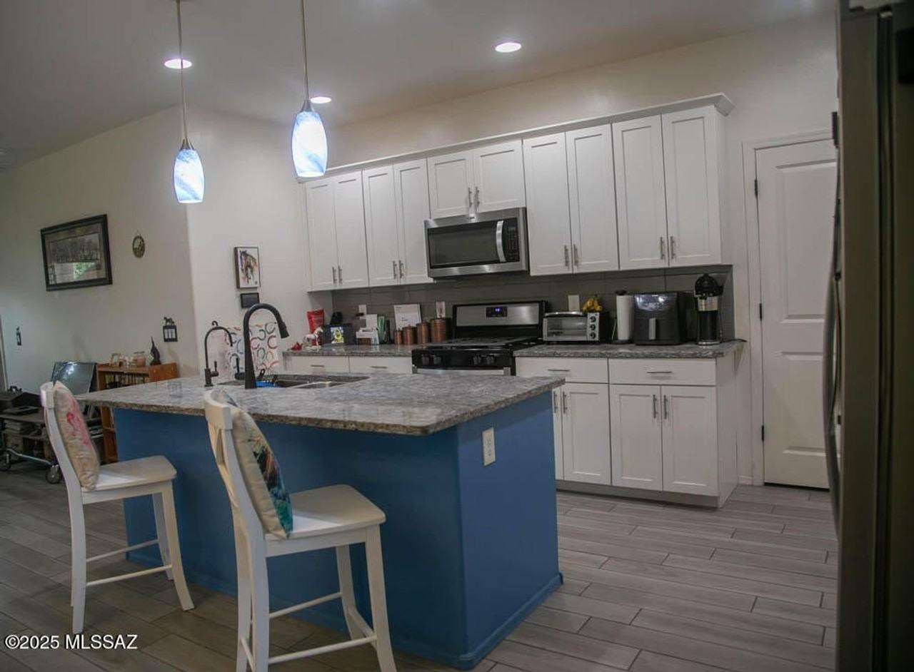 893 E Bottomlands Ln - Photo 3 of 14
