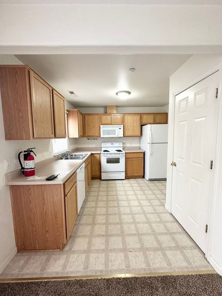 685 Leslie Ct - Photo 4 of 19