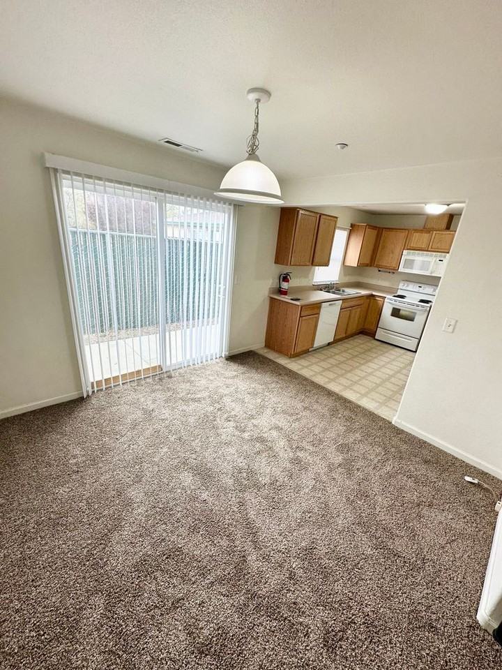 685 Leslie Ct - Photo 5 of 19