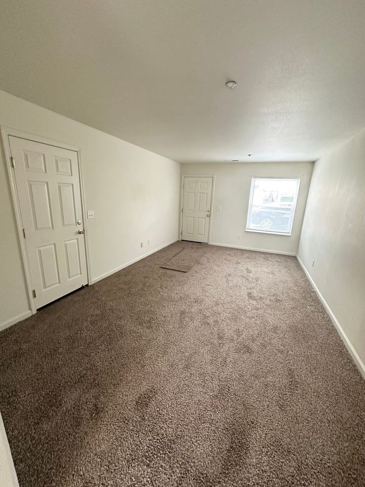 685 Leslie Ct - Photo 6 of 19