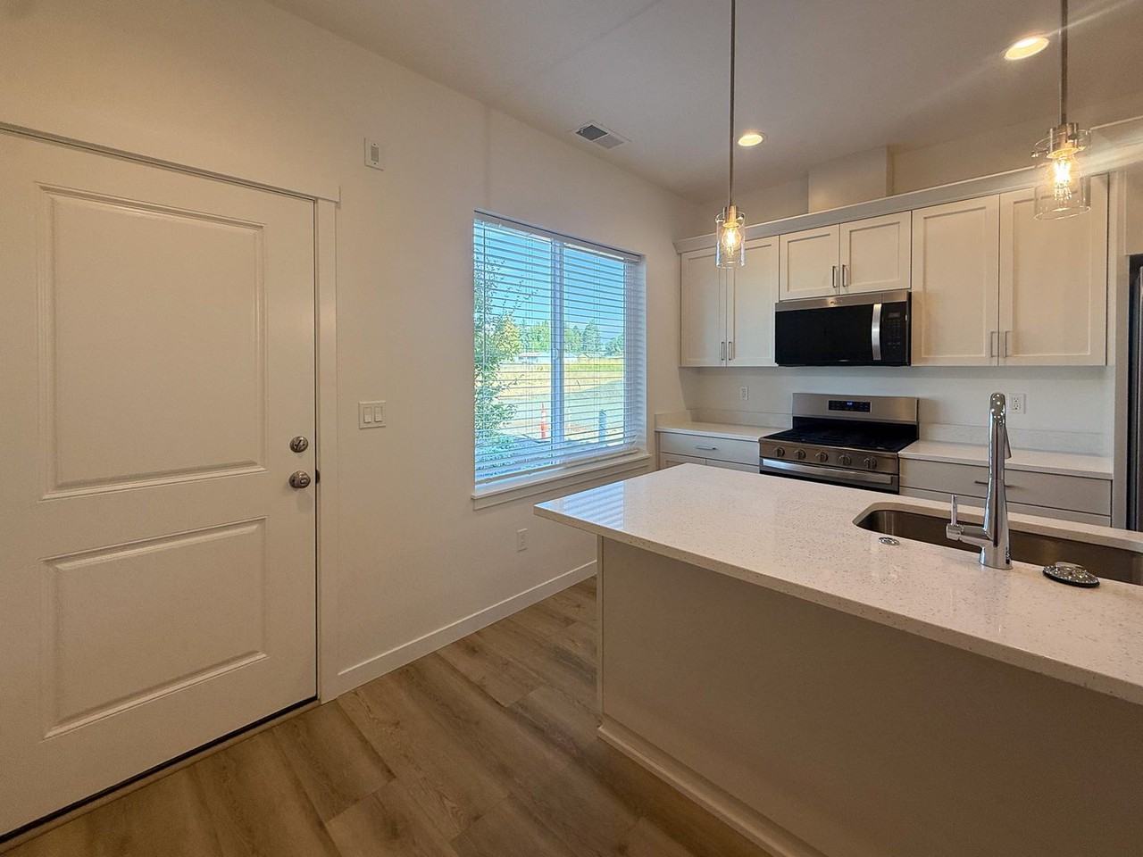 344 Southeast Shetterly Drive - Photo 3 of 27