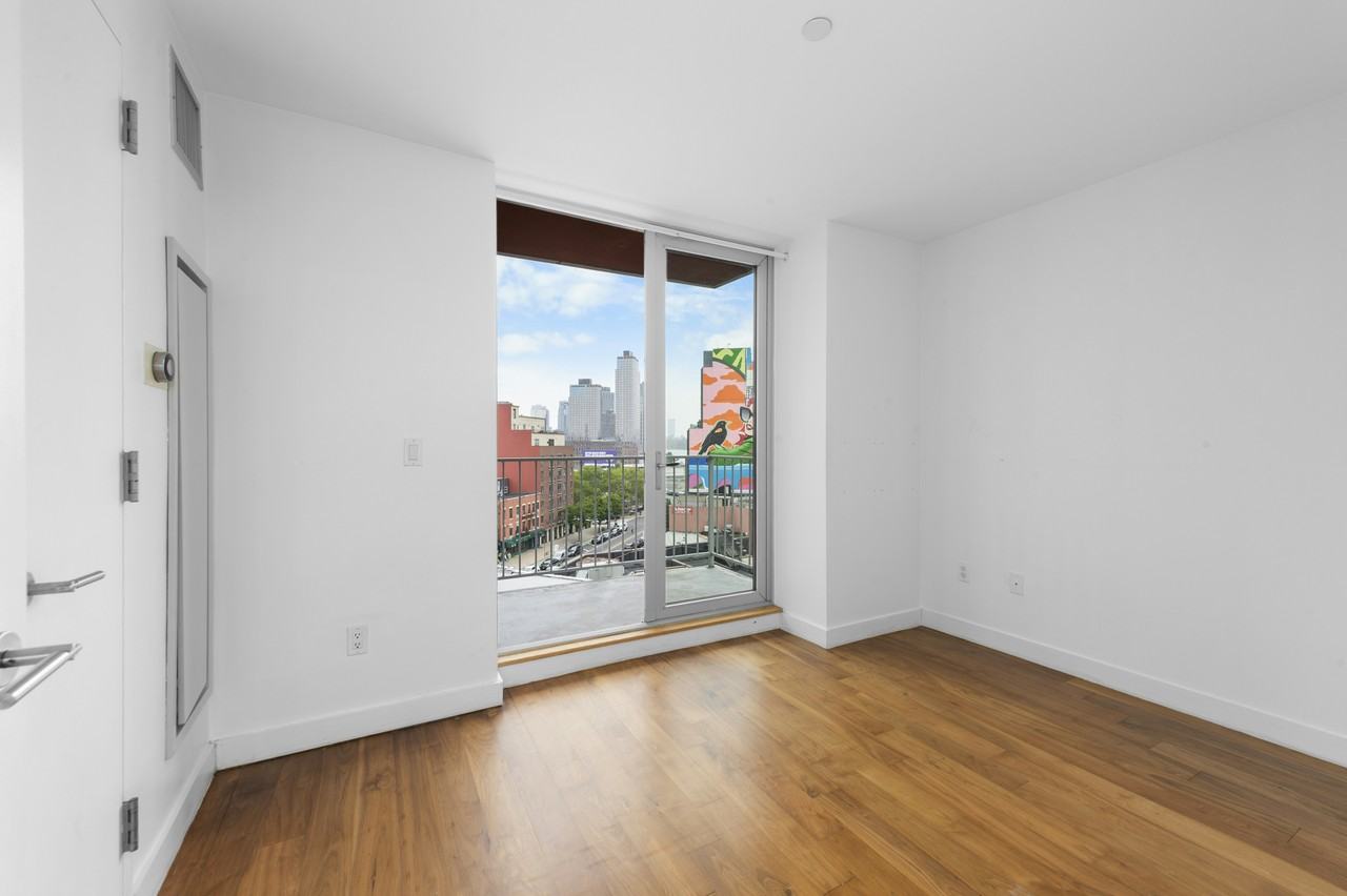 49TH AVENUE/50TH AVENUE #7G - Photo 5 of 12