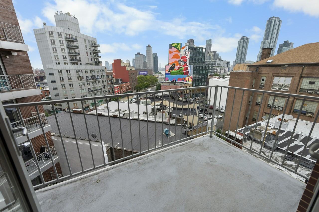 49TH AVENUE/50TH AVENUE #7G - Photo 6 of 12