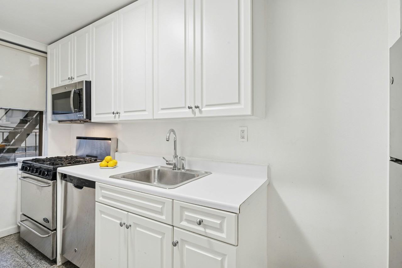 142 E 49th St #2D - Photo 2 of 6