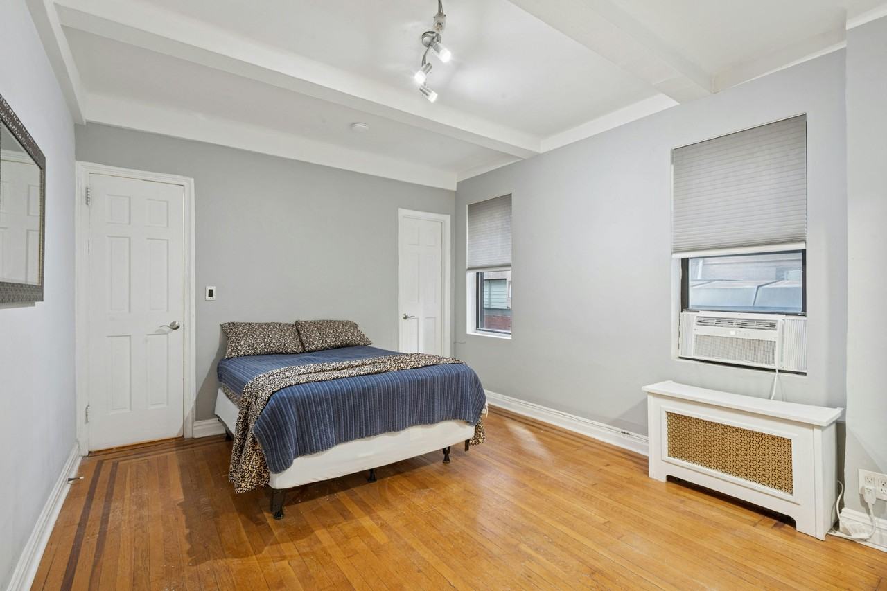 142 E 49th St #2D - Photo 3 of 6