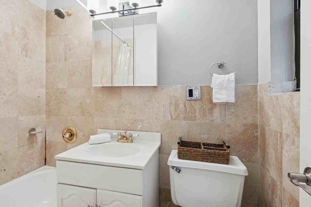 142 E 49th St #2D - Photo 4 of 6