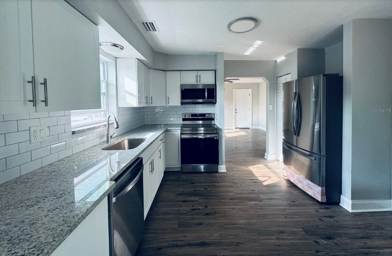 1409 Franklin St - Photo 4 of 12