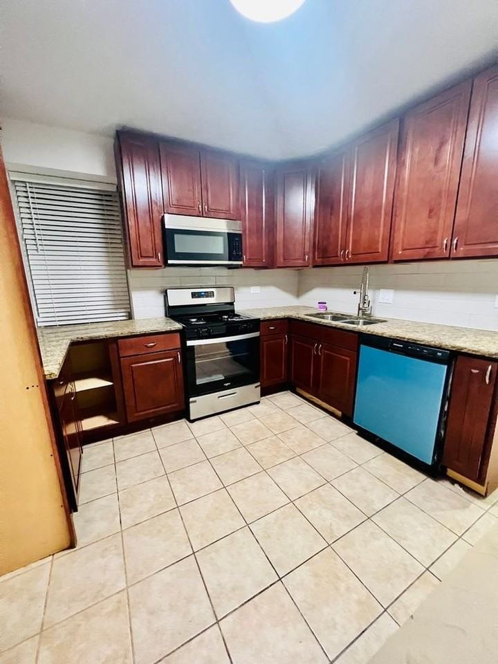 7433 South Perry Avenue - Photo 3 of 17