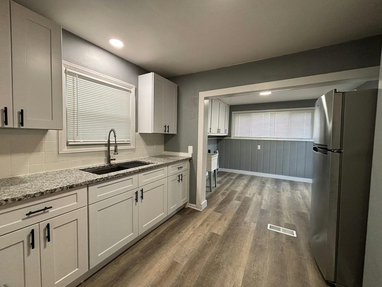 11035 Essex Avenue - Photo 4 of 12