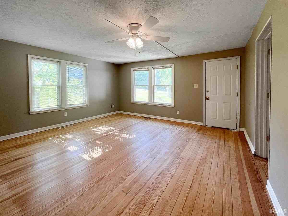 1401 W Allen St - Photo 4 of 32