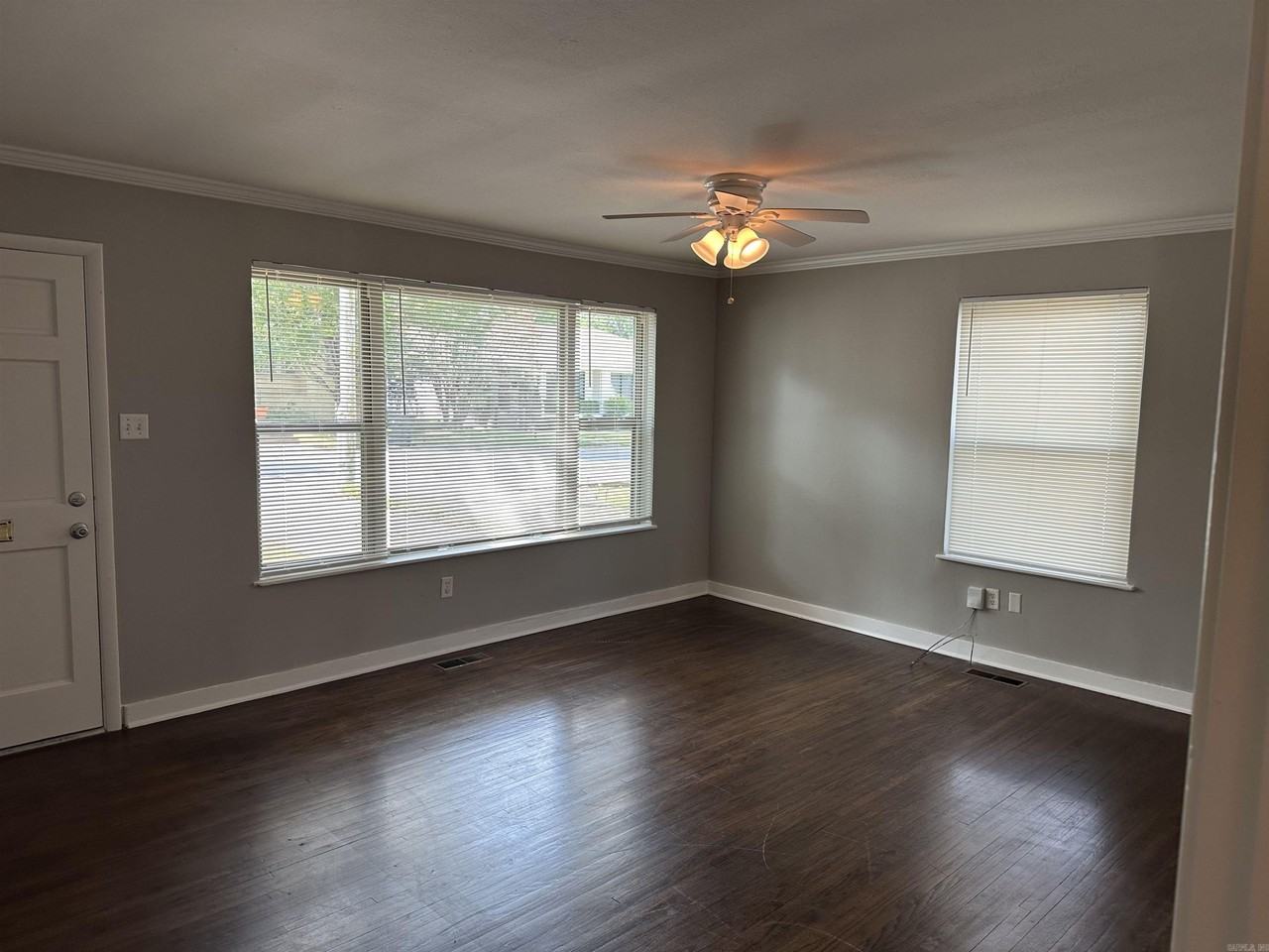 2809 N University Ave - Photo 2 of 10