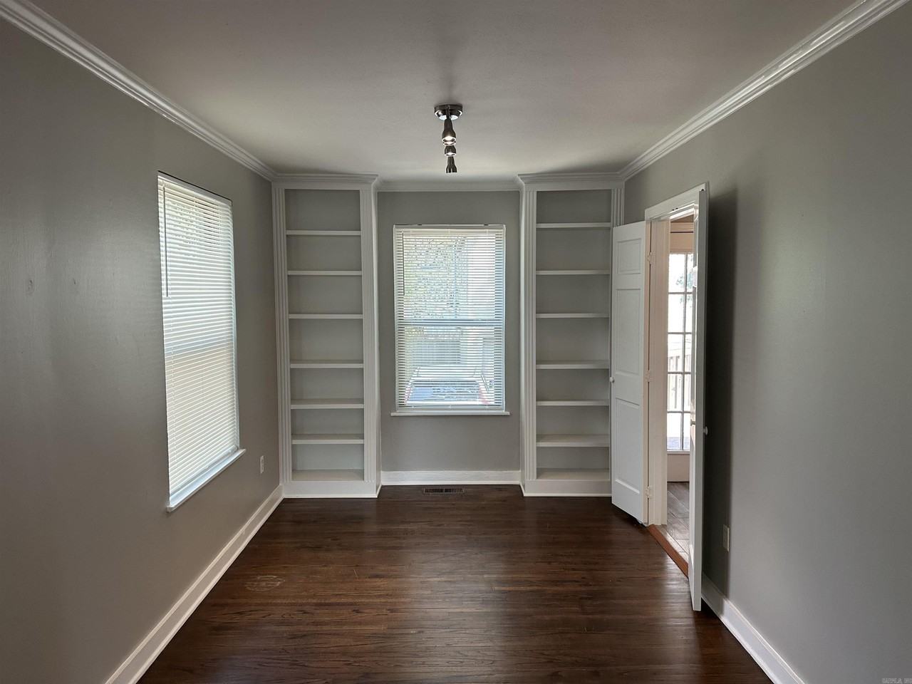 2809 N University Ave - Photo 4 of 10