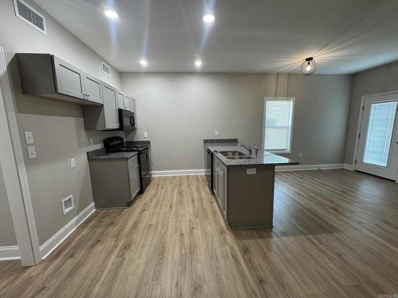 219 N Elm St - Photo 4 of 23