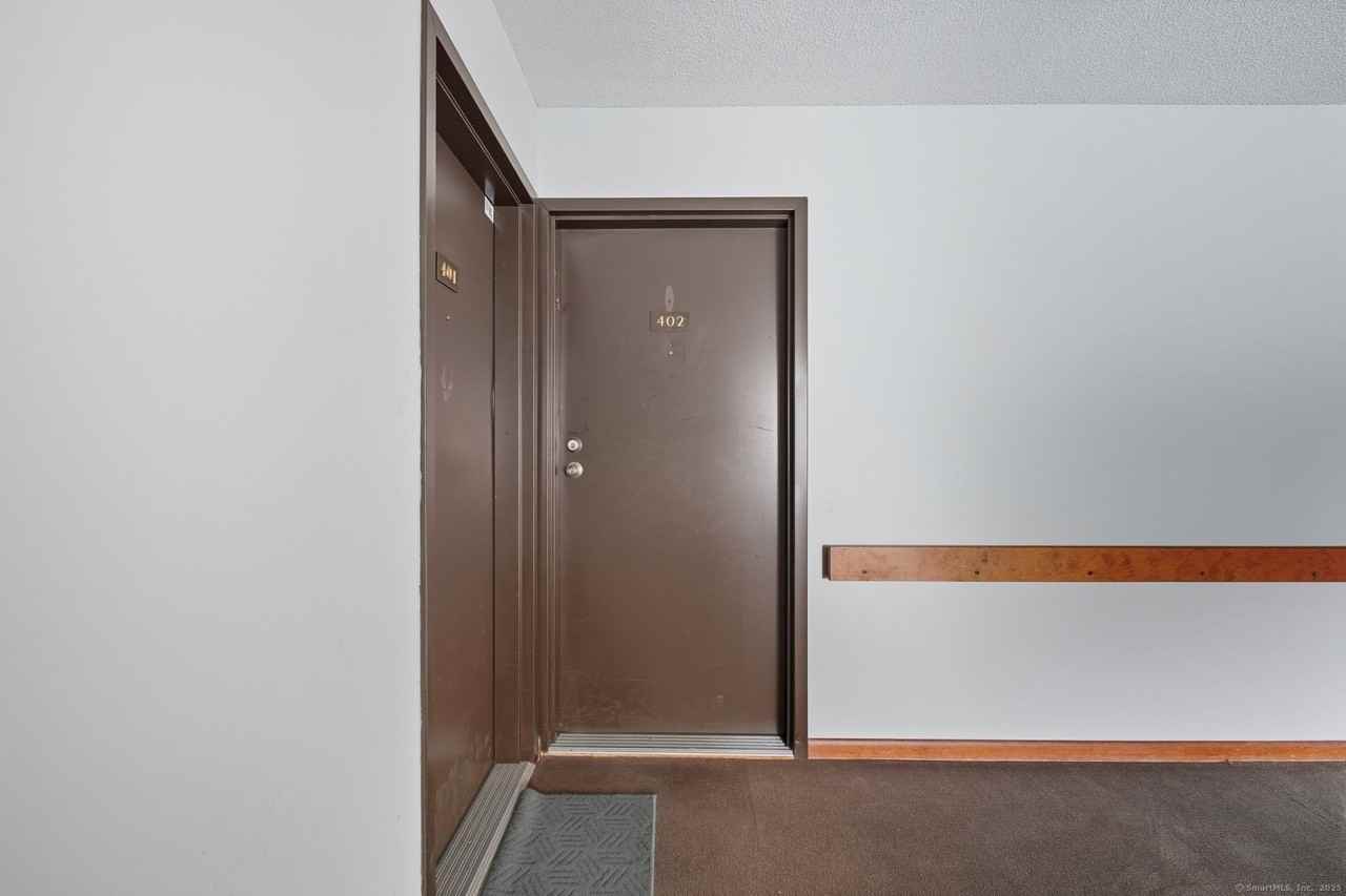 402 Twin Circle Dr #402 - Photo 3 of 18