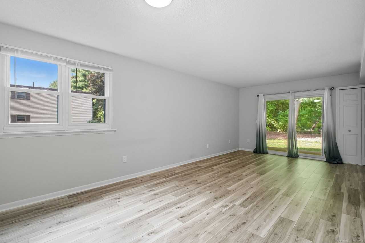 402 Twin Circle Dr #402 - Photo 4 of 18