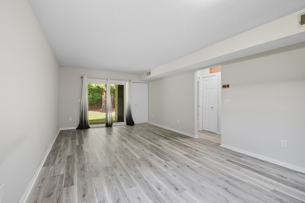 402 Twin Circle Dr #402 - Photo 5 of 18