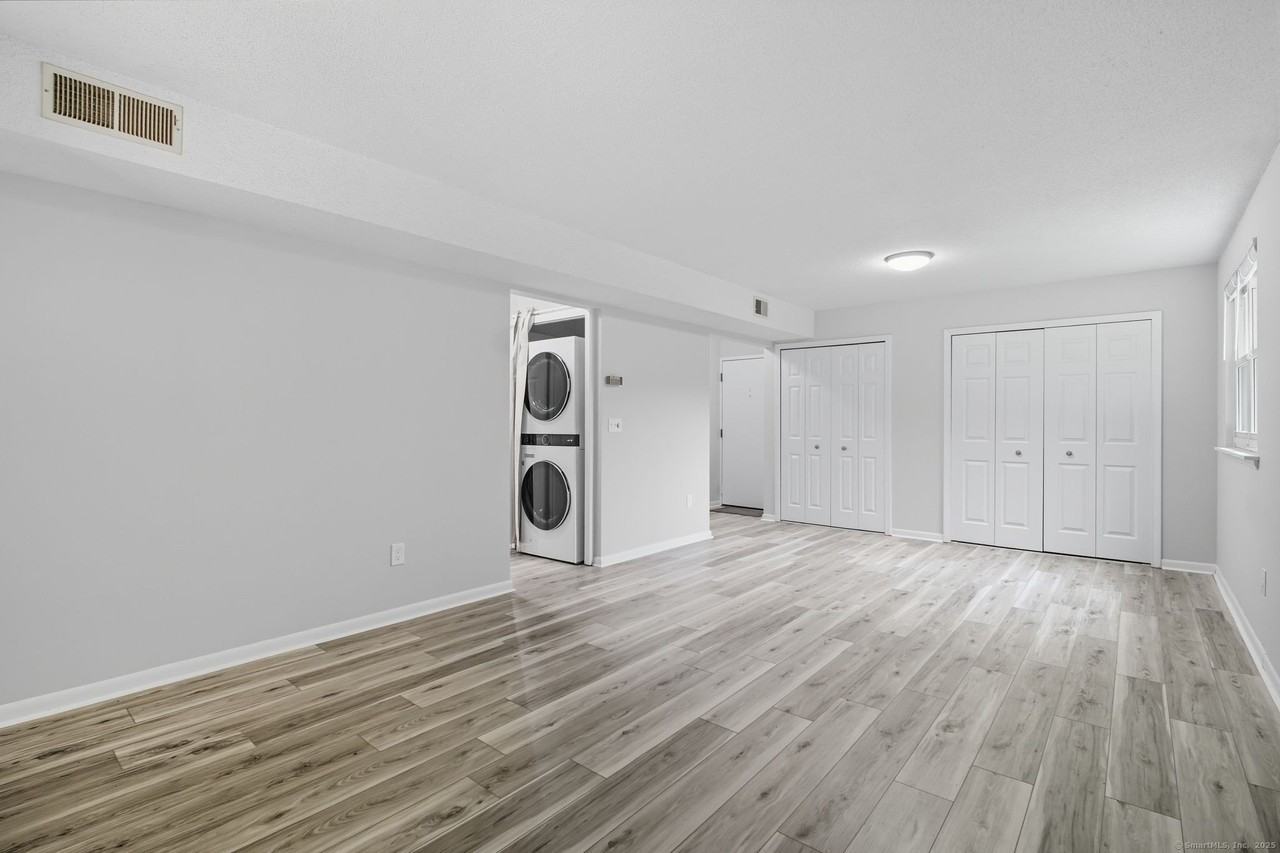 402 Twin Circle Dr #402 - Photo 6 of 18