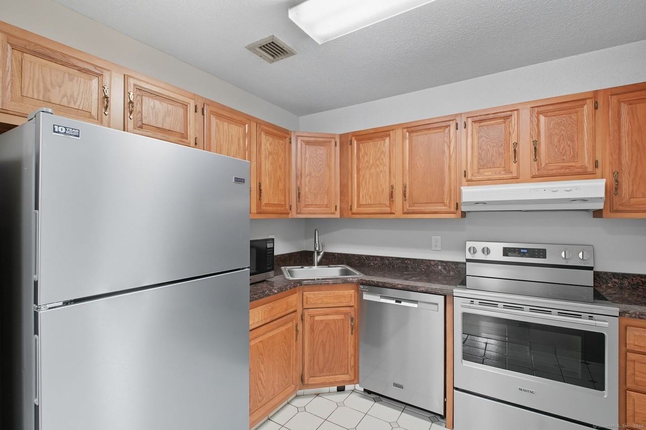 402 Twin Circle Dr #402 - Photo 7 of 18