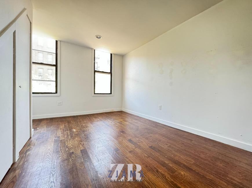 886 Franklin Ave - Photo 3 of 10