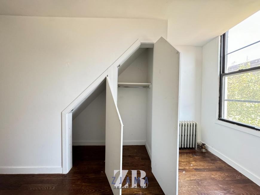 886 Franklin Ave - Photo 4 of 10